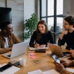 découvrez 8 conseils essentiels pour réussir vos campagnes marketing d'influence et maximiser l'impact de vos collaborations avec des influenceurs.